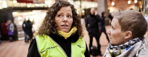 Ledere fra DSB har forladt skrivebordet og gelejder kunderne sikkert igennem juletrafikken på Københavsn Hovedbanegård. Foto: Martin Stampe